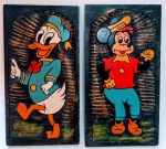 Antigo Par de quadros representando  Mickey Mouse e Pato Donald , esculpido na madeira , com 36 x 19 cm .