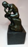 Escultura em bronze , replica  do O Pensador de RODIN , med. 9 x 8  x 19 cm de alt