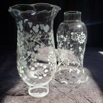 02 DONZELAS EM VIDRO ( Mangas) ANTIGAS , TRABALHO FLORAL JATEADO- 17cm alt. X 10cm diâm. Bojo x 4cm diâm. do encaixe