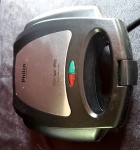 . SANDUICHEIRA ( WAFFLE & GRILL) PHILCO ( 110 V)  25cm x 24cm  Funcionando Perfeitamente