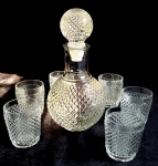 LICOREIRA BICO DE JACA ( 25cm alt. X 15cm diâm. bojo) + 06 COPINHOS ( 8,5cm alt. X 7cm diâm. ) - ANOS 70 - * um dos copinhos com  leve bicado na borda