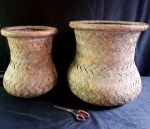 02 GRANDES CESTOS / CACHEPOT  FIBRA NATURAL  (IMPORTAÇÃO INDONÉSIA)  Maior: 45cm diâm. x 46cm alt // Menor : 33cm diâm. x 42cm alt