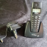 . 01 TELEFONE FIXO INTELBRÁS  ( funcionando) - 14cm alt.  base : 10cm X 11cm