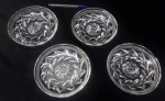 04 PRATINHOS EM GROSSO CRISTAL E PRECIOSO TRABALHO EM BAIXO RELEVO / BORDASSERRILHADAS  16cm diâm. x 3cm altura (com bicados na borda)