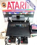 Atari 2600 nacional Polyvox em ótimo estado de conservação .A caixa tem detalhes de desgaste e está faltando uma a parte onde fecha como mostra a ultima foto mas o console no geral está em ótimo estado.