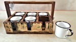 CAIXA COM 06 CANECAS DE ÁGATE ENVELHECIDAS ( PLANTA TEMPEROS) // 48cm x 27cmx 10cm alt. ( PEÇA NOVA! ETHNIX  IMPORTADA)