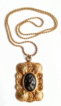 Biju, lindo colar em metal Dourado   , com rico camafeu ao centro em prateado , med.40 cm , centro c/ Camafeu med.6 x 5 cm