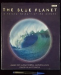 . LIVRO : THE BLUE PLANET  A natural History of the Oceans  Ed. BBC // 384 pgs.  - 29