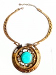 Belo colar , dourado envelhecido , com circulo ao centro com pedra Turquesa sintética , med.18 x 14 cm , circulo 7 cm .