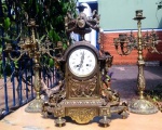 Guarniture em Bronze Francês  Mostrado em porcelana , med. 46cm X 34cm (Acompanha dois  Candelabro em Bronze contendo Cinco Vela ) Relógio Não Testado (Acompanha chave e  pendulo)