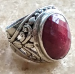 Anel De Prata com Pedra Rubi Indiano Aro 17                                                                                                 Peça está em SP , na cidade de Américo Brasiliense .