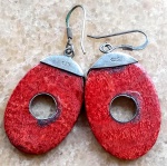 Par de Brinco Em Prata (925) com pingente em Coral                                                                                      Peça está em SP , na cidade de Américo Brasiliense .