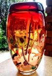 Belo Vaso em Murano  tons vermelhos , amarelo e desenhos coloridos , Assinado med. 36cm X 20cm                          Peça está em SP , na cidade de Américo Brasiliense .
