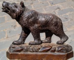 Antiga  Escultura Urso Entalhado em madeira para  Coleção med. 15,5cm X 18,9cm                             Peça está em SP , na cidade de Américo Brasiliense .