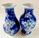 Dois vasinhos em porcelana , nos tons azul , med. 10 x 5 cm .