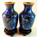 Lindo Par De Vasos Cloisonné, nos tons azul , med. 10 x 5 cm .obs um deles com pequena batidinha .