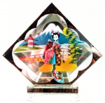 Retrô  japonesa em tecido , na cúpula em vidro espelhado triangular med.17 x 18 cm .