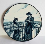 BELÍSSIMO E GRANDIOSO PRATO EM PROCELANA ASSINADO , MED. 35 CM DE DIÂMETRO .
