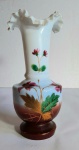 BELA JARRA EM OPALINA COM RICO TRABALHO DE FLORES , MED. 24 CM DE ALT.