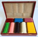 CAIXA COMPOSTA POR 189 FICHAS PARA POKER PROVAVELMNETE ACRÍLICO  NO ESTOJO  COMPLETA , MED. 26 X 16 CM .