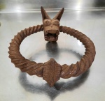 ADRAVA - LINDO E GRANDIOSO BATEDOR DE PORTA EM FERRO FUNDIDO. MEDINDO 21 cm  DE DIÂMETRA.