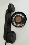RARO TELEFONE DA CTB EM FERRO, USADO PELOS TÉCNICOS PARA TESTAR A LINHA NO POSTE QUANDO FAZIA MANUTENÇÃO E REPAROS. O TELEFONE MEDE 26cm DE COMPRIMENTO E A ROLDANA MEDE  9cm DE DIÂMETRO