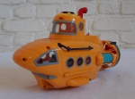 BRINQUEDO YELLOW SUBMARINE , MED. 31 CM DE COMP. X 13 CM DE LARG. X 20 CM DE LAT.