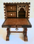 ESCRIVANINHA PORTA JOIA EM MADEIRA COM RICO TRABALHO DE MARCHETARIA COM CHAVE EM PERFEITO ESTADO , MED. 23 CM DE ALT. X 14 CM LARG. X 9 CM DE PROFUNDIDADE .