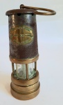 LAMPARINA ASHINGGTON COLLIERY EM METAL , MED. 18 CM DE ALT. X 7 CM DE DIÂMETRO.OBS: PRECISANDO DE PEQUENO RESTAURO .