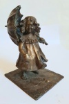 ESCULTURA EM BRONZE REPRESENTANDO MENINA ASSINATURA ILEGÍVEL ,  MED. 20 CM DE ALT.  BASE 12 X 11 CM.