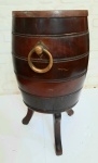 CACHEPOT EM FORMA DE BARRIL EM MADEIRA E ALÇA EM BRONZE ,  MED. 62 ALT. X 30 DE DIÂMETRO .