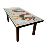 RARA MESA DE DESIGNER COM COM RICO TRABALHO DE PINTURA EM AZULEJO REPRESENTANDO GALOS DE BRIGA , EM MADEIRA NOBRE , ASSINADA E COM SELO , MED. 49 CM DE LARG. X 1,10 M COMP. X 42 CM DE ALT.OBS : PRECISA DE RESTAURO EM  UM DOS AZULEJOS .
