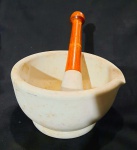 ALMOFARIZ DE ÉPOCA COM MARCA NO FUNDO , MED. 18 CM DE DIÂMETRO .