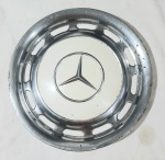 GALOTA MERCEDES NO ESTADO , MED. 39 CM DE DIÂMETRO .