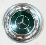 GALOTA MERCEDES NO ESTADO , MED. 39 CM DE DIÂMETRO .