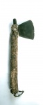 RARÍSSIMO MACHADINHO SÉCULO XIX COM CABO EM  MADEIRA REVESTIDO EM COURO DE ANIMAL EM PEDRA SILEX ( FEITO COM LAVA VULCÂNICA ) , MED. 32 CM DE COMP. PEDRA 10 X 10 X 2,5 CM .