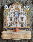 MARAVILHOSA FONTE EM PORCELANA PORTUGUESA PINTADA A MÃO ASSINADO NO VERSO , MED. 16 X 21 CM .