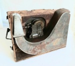 MAQUINA DE GRAMOFONE FUNCIONANDO , MED. 43 X 35 X 13 CM . SOMENTE A MAQUINA .