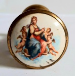 BELO PUXADOR EM METAL COM RICA PINTURA SACRA EM PORCELANA , MED. 6 CM DE DIÂMETRO .