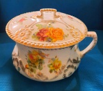 BELÍSSIMO URINOL EM PORCELANA INGLESA COM RICA PINTURA EM FLORES COM MARCA NO FUNDO , MED. 21 CM DE ALT. X 24 CM DE DIÂMETRO .