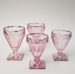 Dois pares de taças baixas, para água e vinho, de vidro na cor lilás, de base quadrada e filete de prata na borda, estilo ART DECO. Medidas aproximadas: 13 e 12  cm de altura.