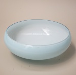 Manga de opalina azul, de estilo e época ART DECO. Medidas aproximadas: 19 cm de diâmetro x 7 cm de altura e bocal de 5 cm.