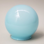 Globo de opalina azul, estilo ART DECO. Medidas aproximadas: 15 cm de diâmetro x 15 cm de altura e bocal de 9,5 cm.