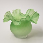 Manga de vidro em degradê de verde. Medidas aproximadas: 17 cm de diâmetro x 12 cm de altura e bocal de 5,5 cm.
