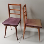 Par de cadeiras de madeira nobre, VINTAGE, com estofamento para restauro. Medidas aproximadas: 42 x 45 x 88 cm de altura.