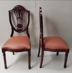 Par de cadeiras de madeira nobre, estilo LIRA. com tapeçaria em ótimo estado. Medidas aproximadas: 48 x 46 x 105 cm de altura.