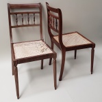 Par de cadeiras, de madeira nobre, com assento em palhinha natural (uma das cadeira a palhinha necessita de restauro). Medidas aproximadas: 45 x 45 x 85 cm de altura.