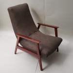 Poltrona de cadeira nobre, GELLI. Medidas aproximadas: 60 x 80 x 83 cm de altura.