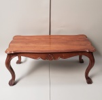 Mesa de centro de madeira nobre, necessita lustração. Medidas aproximadas: 100 x 50 x 45 cm de altura.