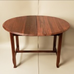 Mesa de jantar, de madeira nobre e extensiva (2 extensões). Medidas aproximadas: Fechada 120 x 94 x 80 cm de altura e mais duas extensões de 20 cm cada.